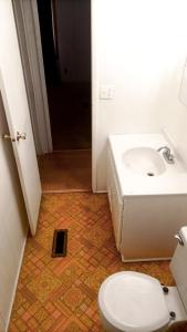 un bagno con lavandino e WC di El Hostal Del Valle a El Porvenir