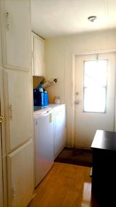 una cucina con un frigorifero bianco e una finestra di El Hostal Del Valle a El Porvenir