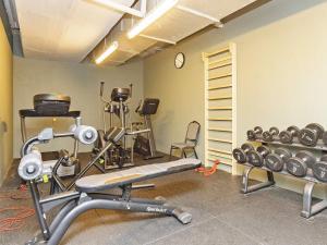 ジルレジェにあるPremium room on a holiday park in Gillelejeのジム(トレッドミル、ウェイト付)が備わる客室です。