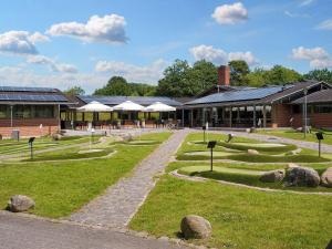 ジルレジェにあるPremium room on a holiday park in Gillelejeの正面に岩の庭園がある建物 +28枚の写真