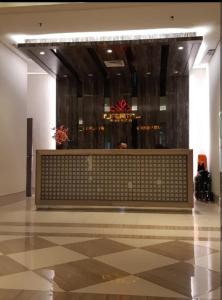eine Lobby eines Gebäudes mit einer Rezeption in der Unterkunft Orchard Tower C15 - Anderson Benson Tanglin Pakuwon Mall in Surabaya