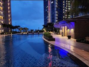 ein großes Schwimmbad in einer Stadt in der Nacht in der Unterkunft Orchard Tower C15 - Anderson Benson Tanglin Pakuwon Mall in Surabaya + 20 Fotos
