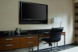 TV a/nebo společenská místnost v ubytování Sheraton New York Times Square Hotel
