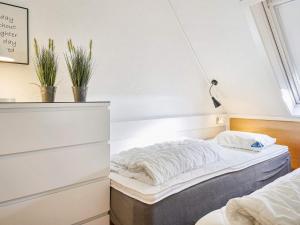 5 person holiday home on a holiday park in Gudhjem客房内的一张或多张床位
