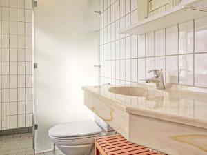 5 person holiday home on a holiday park in Gudhjem的一间浴室