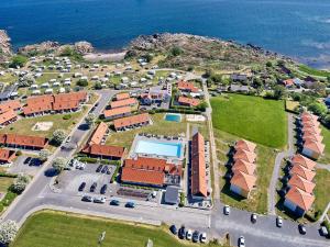 古兹耶姆5 person holiday home on a holiday park in Gudhjem的海洋旁建筑物的空中景观 更多37张照片