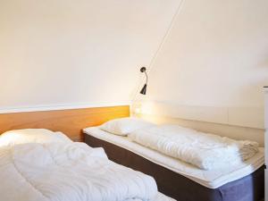 5 person holiday home on a holiday park in Gudhjem客房内的一张或多张床位