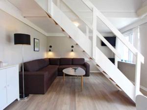 5 person holiday home on a holiday park in Gudhjem的电视和/或娱乐中心
