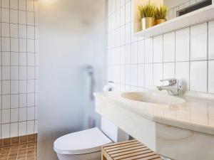 5 person holiday home on a holiday park in Gudhjem的一间浴室