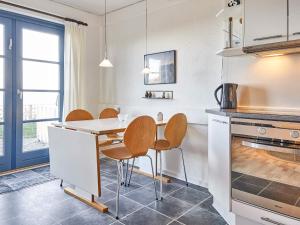 5 person holiday home on a holiday park in Gudhjem的厨房或小厨房