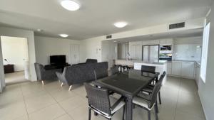Η κουζίνα ή μικρή κουζίνα στο Surfside One Unit 1