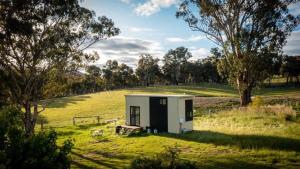 Κήπος έξω από το Sithuri Tiny House by Tiny Away