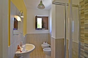 トルトリにあるCasa Vacanza Via Sulcisのバスルーム(洗面台、トイレ、シャワー付)