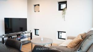 メルボルンにあるSouthbank 2BR Apartment Steps from Crown Casinoのソファとテーブルのあるリビングルーム