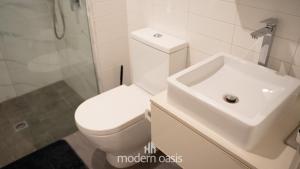 メルボルンにあるSouthbank 2BR Apartment Steps from Crown Casinoの白いトイレと洗面台のあるバスルーム +14枚の写真