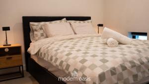 メルボルンにあるSouthbank 2BR Apartment Steps from Crown Casinoのベッドルーム1室(ベッド1台、白黒の掛け布団付)