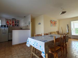 eine Küche und ein Esszimmer mit Tisch und Stühlen in der Unterkunft Maison calme pour 4 personnes avec jardin - FR-1-476-111 in Grues + 6 Fotos
