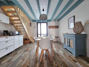 Kuchyň nebo kuchyňský kout v ubytování Maison de vacances charmante, proche plage et commerces, idéal pour 5 personnes - FR-1-476-173