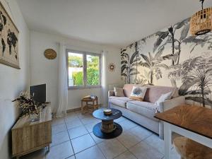 Posezení v ubytování Maison de vacances charmante, proche plage et commerces, idéal pour 5 personnes - FR-1-476-173