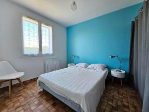 Posteľ alebo postele v izbe v ubytovaní Charmante Maison au Calme, Proche Plage, Jusqu'à 6 Pers, Tout Confort - FR-1-476-190
