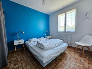Posteľ alebo postele v izbe v ubytovaní Charmante Maison au Calme, Proche Plage, Jusqu'à 6 Pers, Tout Confort - FR-1-476-190