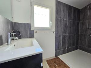 Kúpeľňa v ubytovaní Charmante Maison au Calme, Proche Plage, Jusqu'à 6 Pers, Tout Confort - FR-1-476-190