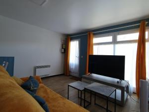 Μια τηλεόραση ή/και κέντρο ψυχαγωγίας στο Studio Confortable et Bien Situé – Plages, Port, Animations à Deux Pas - FR-1-476-194