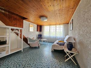 une chambre avec un lit et un plafond en bois dans l'établissement Charmante Maison Vendéenne à 350m de la Plage avec Cour Ens. et Parking - FR-1-476-180, à La Faute-sur-Mer