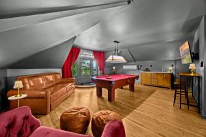 Χώρος καθιστικού στο Gatsby Estate Luxe 7BR Retreat with Game Room