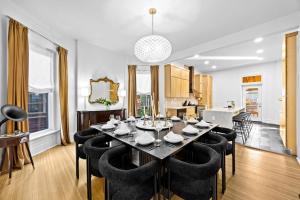 Η κουζίνα ή μικρή κουζίνα στο Gatsby Estate Luxe 7BR Retreat with Game Room