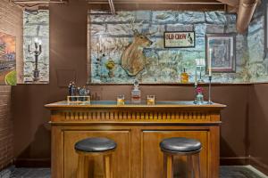 Ο χώρος του lounge ή του μπαρ στο Gatsby Estate Luxe 7BR Retreat with Game Room