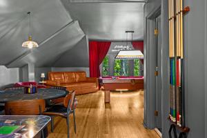 Χώρος καθιστικού στο Gatsby Estate Luxe 7BR Retreat with Game Room