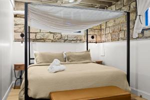 Ένα ή περισσότερα κρεβάτια σε δωμάτιο στο Gatsby Glam 3BR Speakeasy Retreat in Louisville