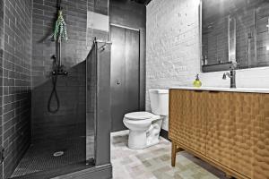 Ένα μπάνιο στο Gatsby Glam 3BR Speakeasy Retreat in Louisville +49 φωτογραφίες