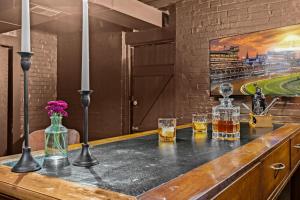 Ποτά στο Gatsby Glam 3BR Speakeasy Retreat in Louisville