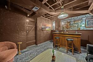 Ο χώρος του lounge ή του μπαρ στο Gatsby Glam 3BR Speakeasy Retreat in Louisville