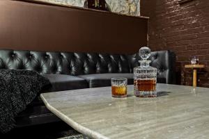 Ποτά στο Gatsby Glam 3BR Speakeasy Retreat in Louisville