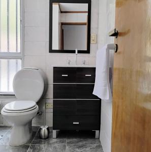 Koupelna v ubytování A 100 m de la plaza principal- Cancelacion gratuita- Sin tarjeta de crédito- Duplex Vino Wine