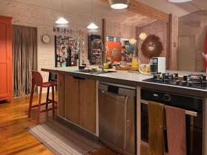a kitchen with a counter and a stove top oven at Villa Teana, avec piscine et vue lagon in Taoru