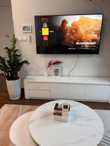 Μια τηλεόραση ή/και κέντρο ψυχαγωγίας στο Camcam homestay