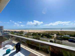 a balcony with a view of a beach and the ocean at Studio fonctionnel 4 pers. avec accès direct plage - FR-1-323-573 in Saint-Jean-de-Monts