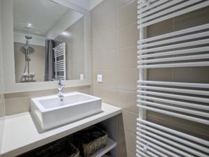 Koupelna v ubytování Maison moderne pour 6 avec Wi-Fi à La Flotte - FR-1-835-7 + 12 fotografií