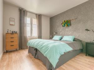 ein Schlafzimmer mit einem Bett und einer Wand in der Unterkunft Maison spacieuse pour 8 au Bois-Plage-en-Ré avec jardin - FR-1-835-13 in Le Bois-Plage-en-Ré