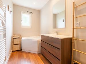 ein Badezimmer mit Waschbecken und Badewanne in der Unterkunft Maison spacieuse pour 8 au Bois-Plage-en-Ré avec jardin - FR-1-835-13 in Le Bois-Plage-en-Ré