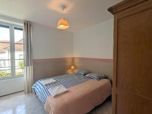 - une chambre avec un lit avec deux oreillers et une fenêtre dans l'établissement Charme rural et détente près des châteaux de la Loire - FR-1-591-738, à Chabris