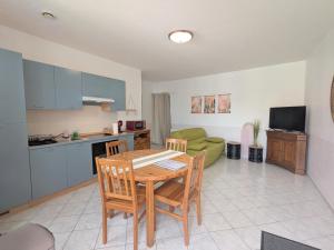 une cuisine et un salon avec une table et des chaises dans l'établissement Charme rural et détente près des châteaux de la Loire - FR-1-591-738, à Chabris