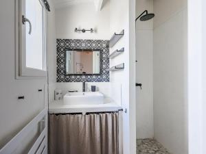 une salle de bain avec un lavabo et un miroir dans l'établissement Maison 5 chambres jusqu'à 10 pers - Proche Phare des Baleines - FR-1-835-17, à Saint-Clément-des-Baleines 17 autres photos