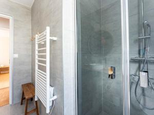 eine Dusche mit Glastür im Badezimmer in der Unterkunft Maison rénovée 2024, proche port et commerces, 3 chambres, parking - FR-1-835-10 in Rivedoux-Plage + 25 Fotos