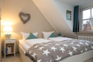 Postel nebo postele na pokoji v ubytování Tunghoern-Hues-1-OG-Wohnung-08