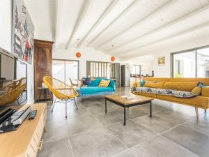 ein Wohnzimmer mit Sofa und Tisch in der Unterkunft Maison spacieuse pour 8 pers. proche de la plage - FR-1-835-23 in Sainte-Marie-de-Ré